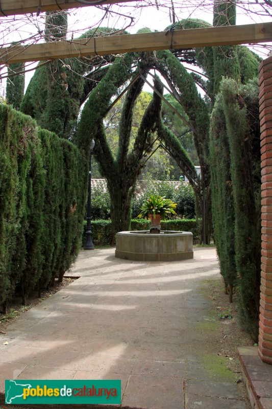 Barcelona - Jardins de Laribal, glorieta de xiprers (Foto: Albert Esteves, 2015) Barcelona - Jardins de Laribal, glorieta de xiprers