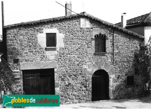 Ultramort - Mas de la Devesa (Foto: Àngels Monte, calaix.gencat.cat, 1991) Ultramort - Mas de la Devesa