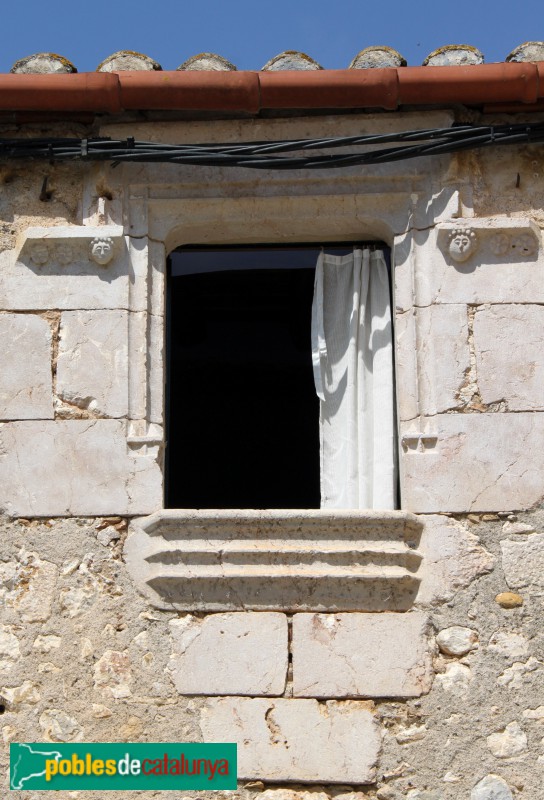 Albons - Finestra renaixentista (segle XVI) (Foto: Albert Esteves, 2015) Albons - Finestra renaixentista (segle XVI)