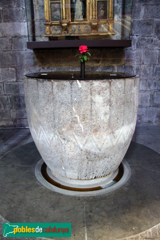 Torroella de Montgrí - Església de Sant Genís, pica del segle XIV (Foto: Albert Esteves, 2015) Torroella de Montgrí - Església de Sant Genís, pica del segle XIV