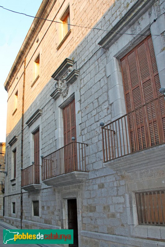 Torroella de Montgrí - Palau Solterra, façana del carrer Codina (Foto: Albert Esteves, 2015) Torroella de Montgrí - Palau Solterra, façana del carrer Codina