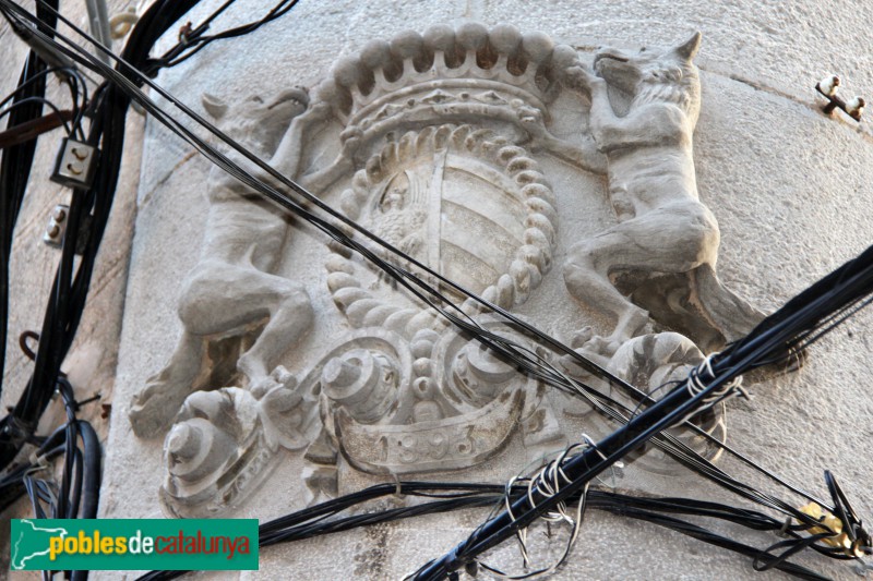 Torroella de Montgrí - Palau Solterra, escut a la cantonada (Foto: Albert Esteves, 2015) Torroella de Montgrí - Palau Solterra, escut a la cantonada
