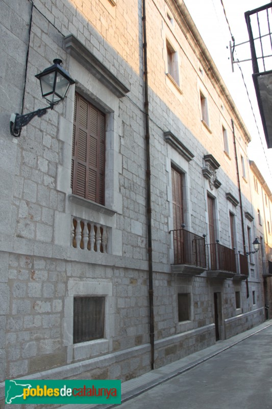 Torroella de Montgrí - Palau Solterra, façana del carrer Codina (Foto: Albert Esteves, 2015) Torroella de Montgrí - Palau Solterra, façana del carrer Codina