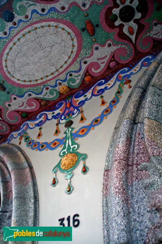 Barcelona - Casa Comalat. Façana Còrsega (Foto: Alfred Abad, 2010) Barcelona - Casa Comalat. Façana Còrsega