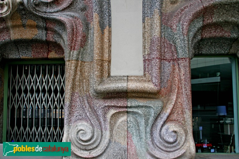 Barcelona - Casa Comalat. Façana Còrsega (Foto: Alfred Abad, 2010) Barcelona - Casa Comalat. Façana Còrsega