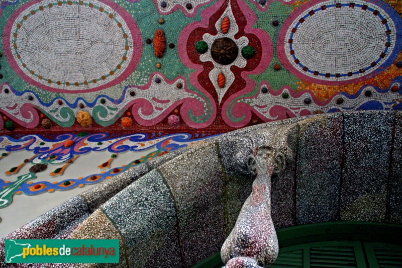 Barcelona - Casa Comalat. Façana Còrsega (Foto: Alfred Abad, 2010) Barcelona - Casa Comalat. Façana Còrsega