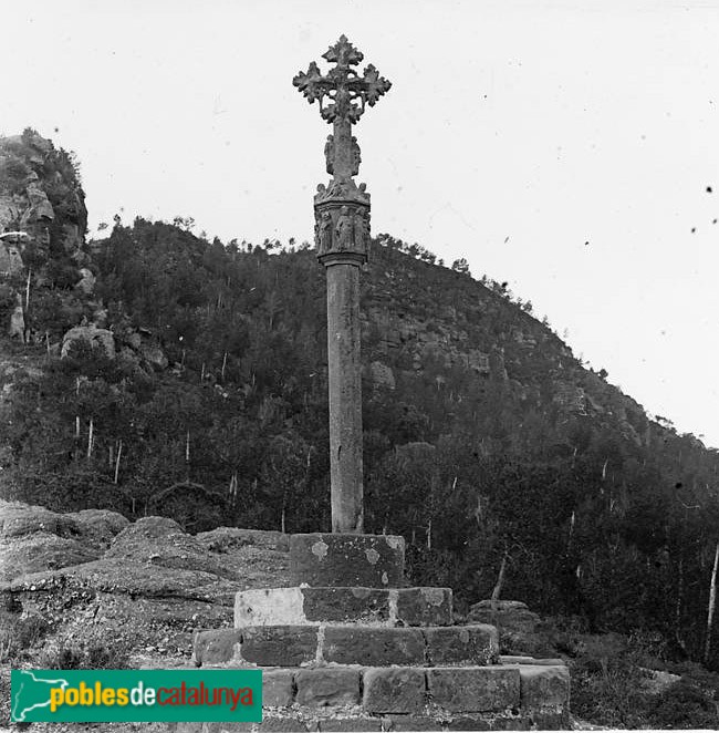 Cervelló - Creu de terme de Santa Maria (Foto: <i>Rafael Degollada - Arxiu C.E.C.-</i>, 1915) Cervelló - Creu de terme de Santa Maria