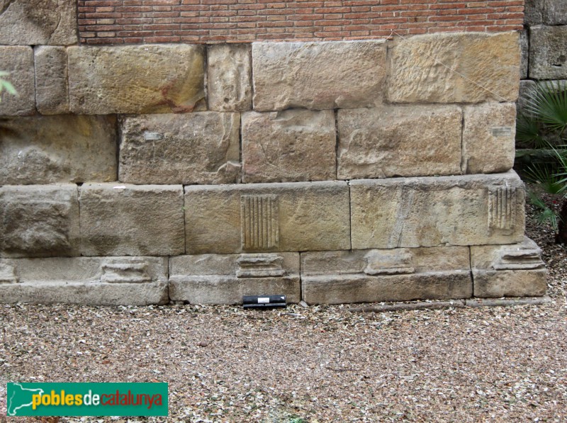 Barcelona - Muralla - Carrer Sotstinent Navarro (Foto: Albert Esteves, 2016) Barcelona - Muralla - Carrer Sotstinent Navarro