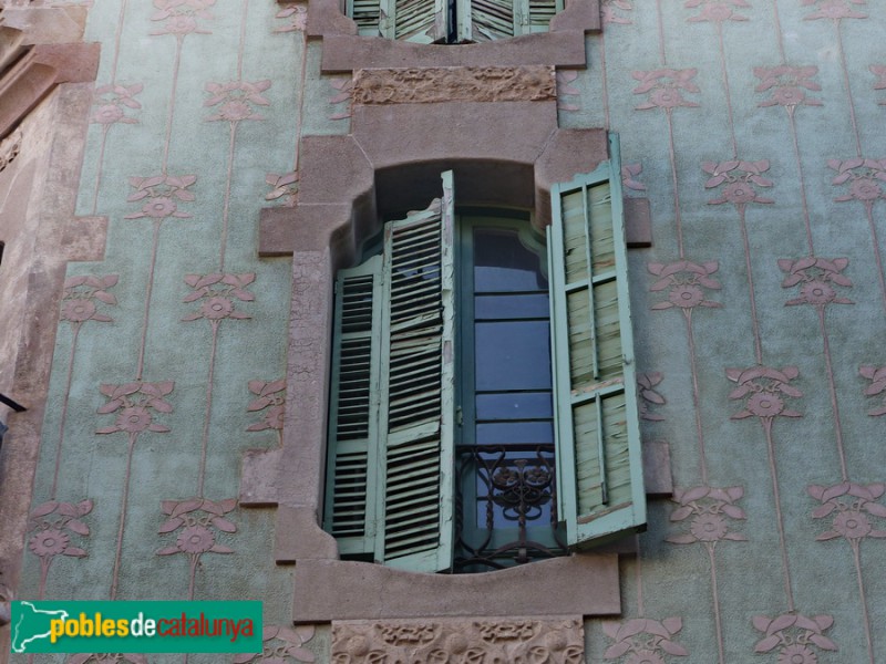 Barcelona - Casa Vidal. Detall emmarcament finestra (Foto: Graciel·la Vidal, 2017) Barcelona - Casa Vidal. Detall emmarcament finestra