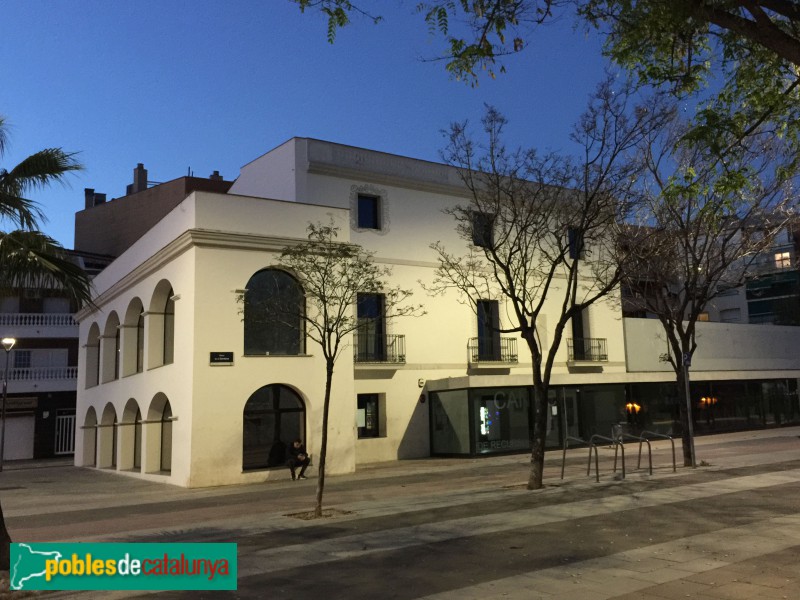 Viladecans - Can Xic, a la nit (Foto: Albert Esteves, 2017) Viladecans - Can Xic, a la nit