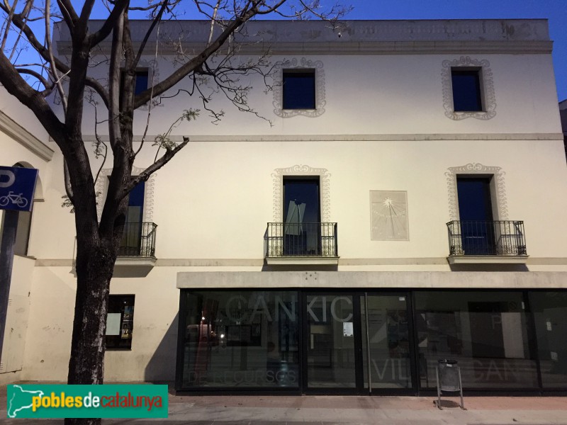 Viladecans - Can Xic, a la nit (Foto: Albert Esteves, 2017) Viladecans - Can Xic, a la nit