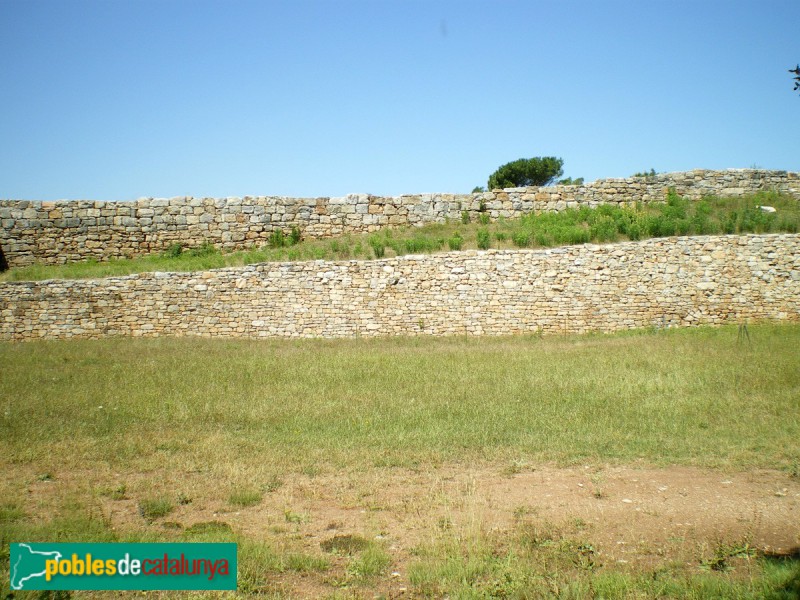 El Brull - Muralles de Montgròs (Foto: <i>Pnfodikly</i>, 2012) El Brull - Muralles de Montgròs