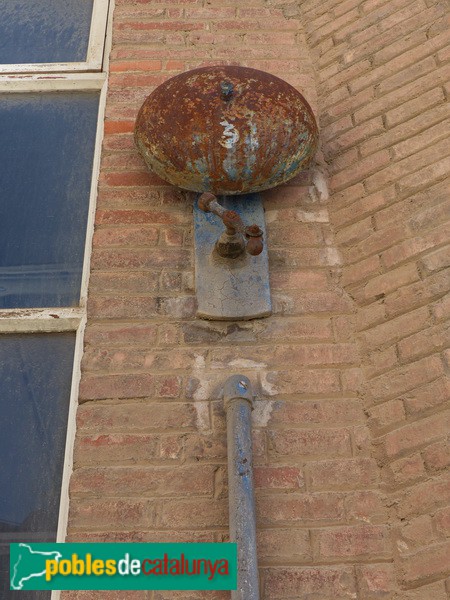 Barcelona - Antiga fàbrica Fabra i Coats. Detall alarma de foc