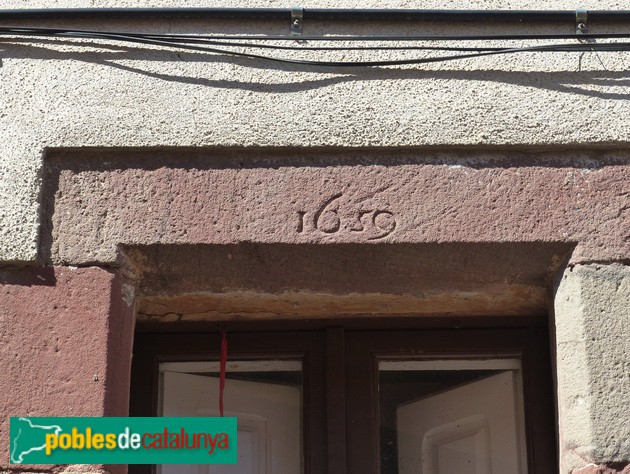 Seva - Carrer de Baix, 7. Detall llinda d'una finestra (Foto: Graciel·la Vidal, 2017) Seva - Carrer de Baix, 7. Detall llinda d'una finestra