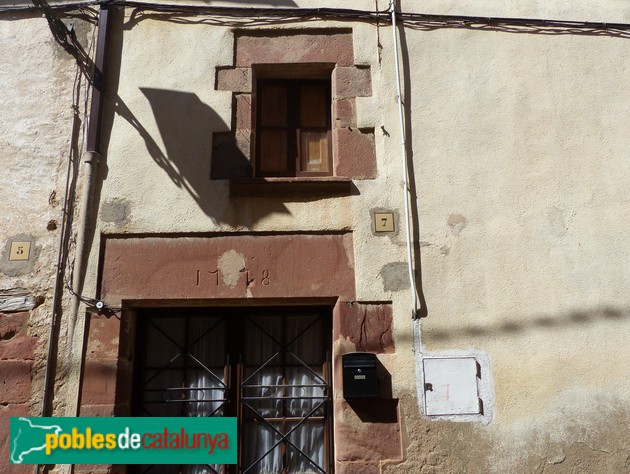 Seva - Carrer de Baix, 7. Detall llinda sobre la porta (Foto: Graciel·la Vidal, 2017) Seva - Carrer de Baix, 7. Detall llinda sobre la porta