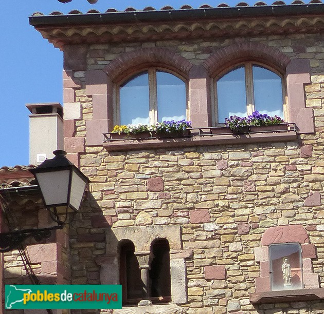 Seva - Can Romero. Detall finestres pis superior (Foto: Graciel·la Vidal, 2017) Seva - Can Romero. Detall finestres pis superior