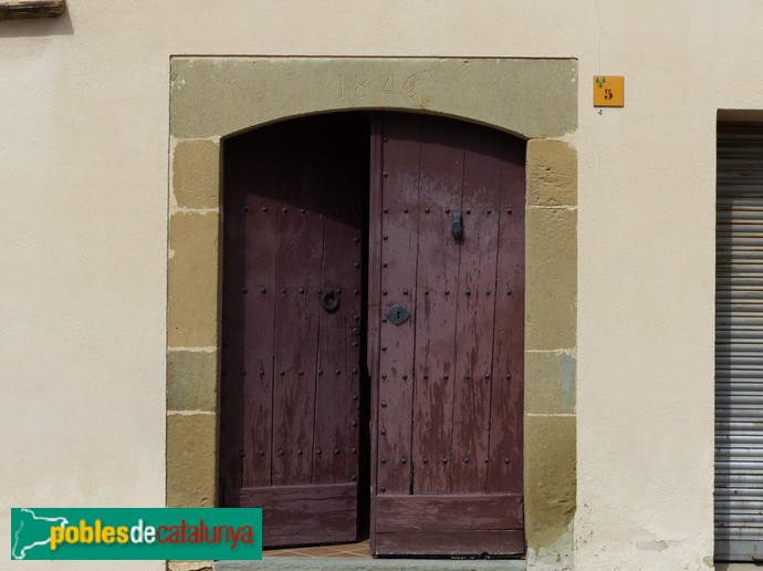 Calldetenes - Església de Nostra Senyora de la Mercè. Entrada rectoria. Llinda 1846 (Foto: Graciel·la Vidal, 2017) Calldetenes - Església de Nostra Senyora de la Mercè. Entrada rectoria. Llinda 1846