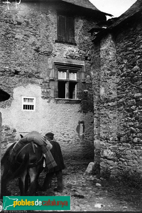 Arties - Casa Paulet (Foto: Lluís M Vidal -Arxiu C.E.C.-, 1902) Arties - Casa Paulet