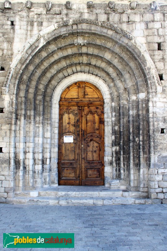Arties - Església de Santa Maria, porta principal (Foto: Albert Esteves, 2017) Arties - Església de Santa Maria, porta principal