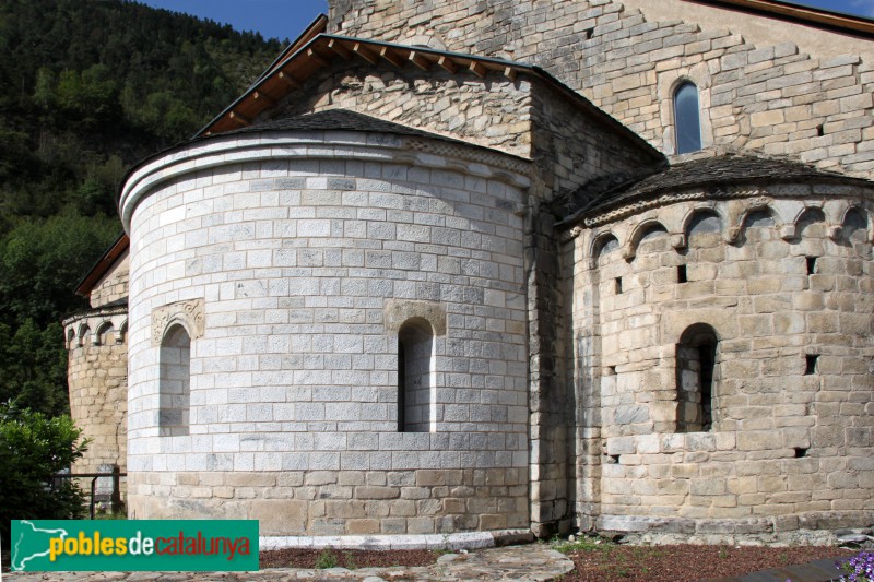 Arties - Església de Santa Maria, capçalera (Foto: Albert Esteves, 2017) Arties - Església de Santa Maria, capçalera