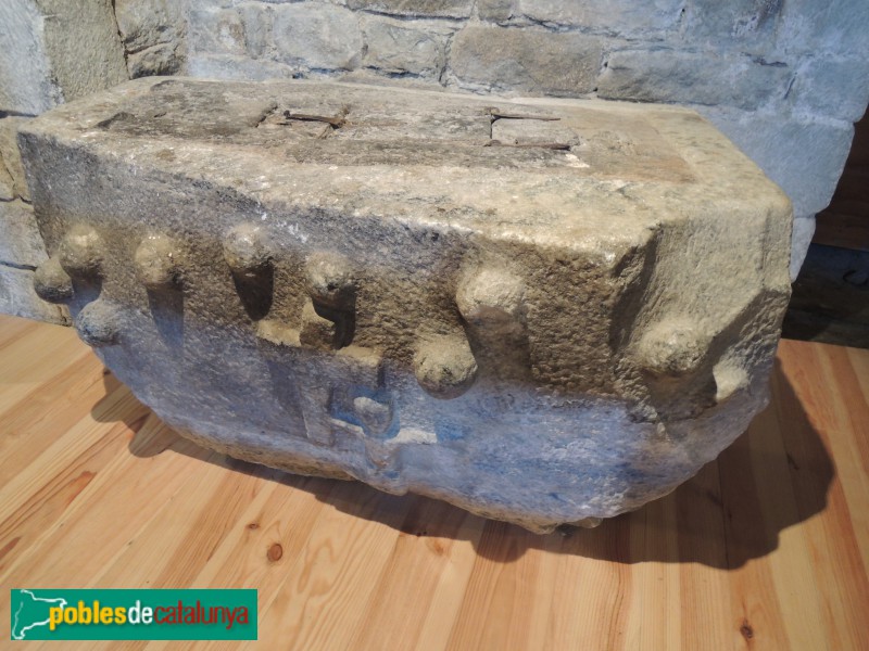 Arties - Església de Santa Maria, pila baptismal (Foto: José Antonio Gil, 2012) Arties - Església de Santa Maria, pila baptismal