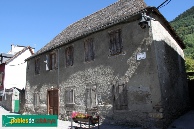 Arties - Casa tradicional al carrer Major (Foto: Albert Esteves, 2017) Arties - Casa tradicional al carrer Major