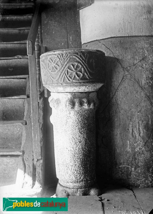 Unha - Església de Santa Eulàlia, pica beneitera (Foto: Juli Soler -Arxiu C.E.C.-, 1907) Unha - Església de Santa Eulàlia, pica beneitera