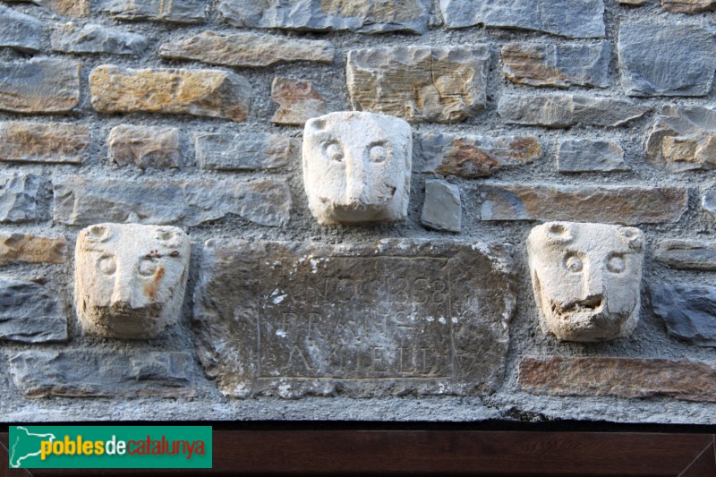 Gessa - Inscripció amb tres mènsules medievals. (Foto: Albert Esteves, 2017) Gessa - Inscripció amb tres mènsules medievals.