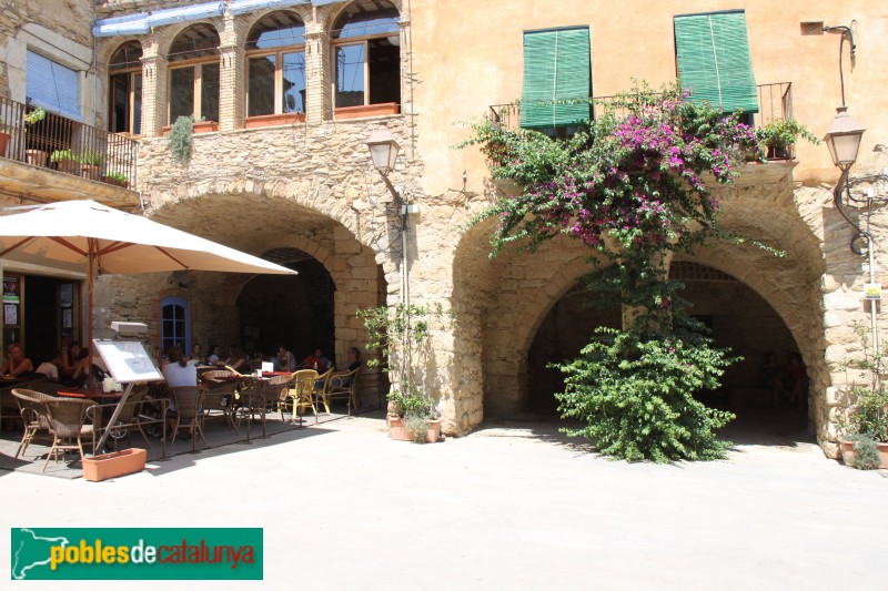 Peratallada - Plaça de les Voltes (Foto: Albert Esteves, 2017) Peratallada - Plaça de les Voltes
