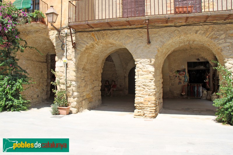 Peratallada - Plaça de les Voltes (Foto: Albert Esteves, 2017) Peratallada - Plaça de les Voltes