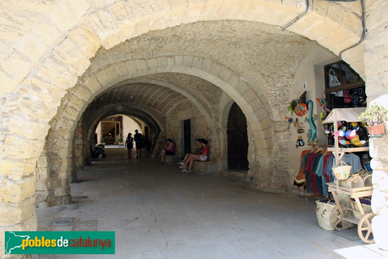 Peratallada - Plaça de les Voltes (Foto: Albert Esteves, 2017) Peratallada - Plaça de les Voltes