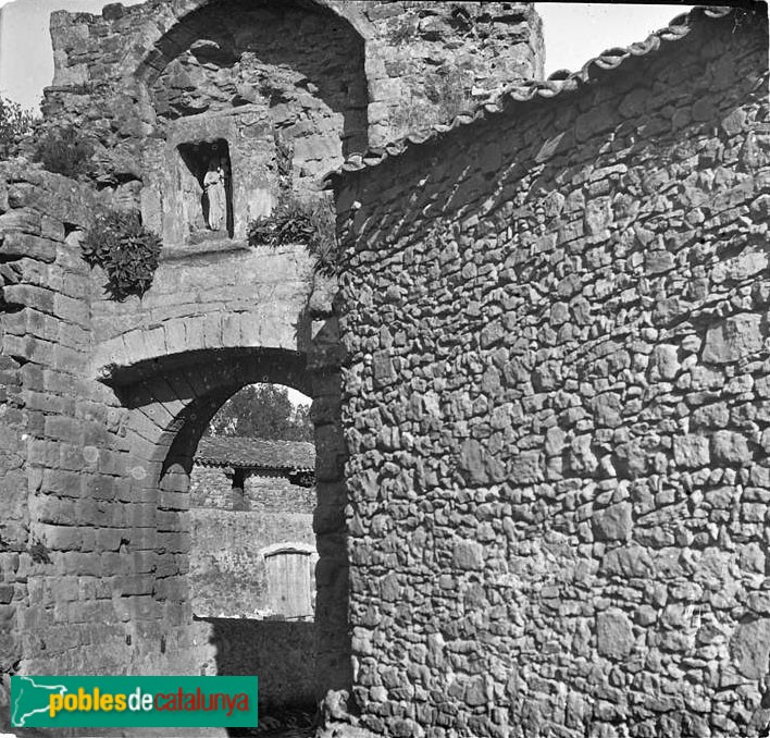 Peratallada - Portal de la Verge (Foto: Josep Salvany -Fons Salvany, Biblioteca de Catalunya-, 1913) Peratallada - Portal de la Verge