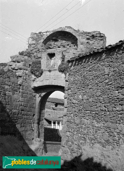 Peratallada - Portal de la Verge (Foto: Francesc Blasi -Arxiu C.E.C.-, c1924) Peratallada - Portal de la Verge