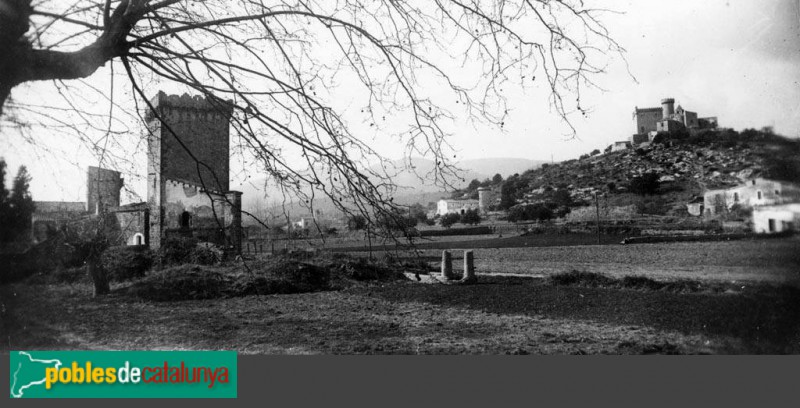 Can Tivalla, a mà esquerra, amb el castell al fons (Foto: Antoni Gallardo -Arxiu fotogràfic C.E.C-, 1929) Can Tivalla, a mà esquerra, amb el castell al fons