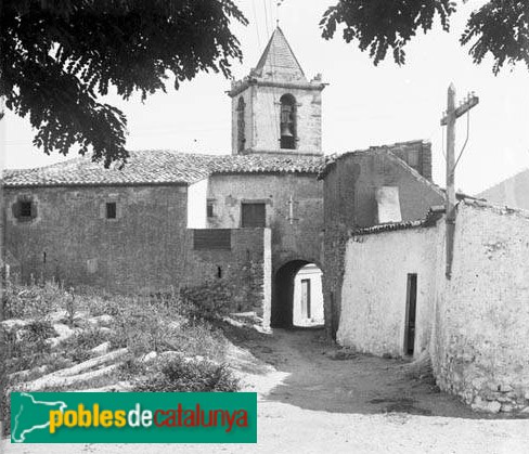 El Papiol - Església derruïda l'any 1936 (Foto: Rossend Flaquer -Arxiu fotogràfic C.E.C.-, 1920) El Papiol - Església derruïda l'any 1936