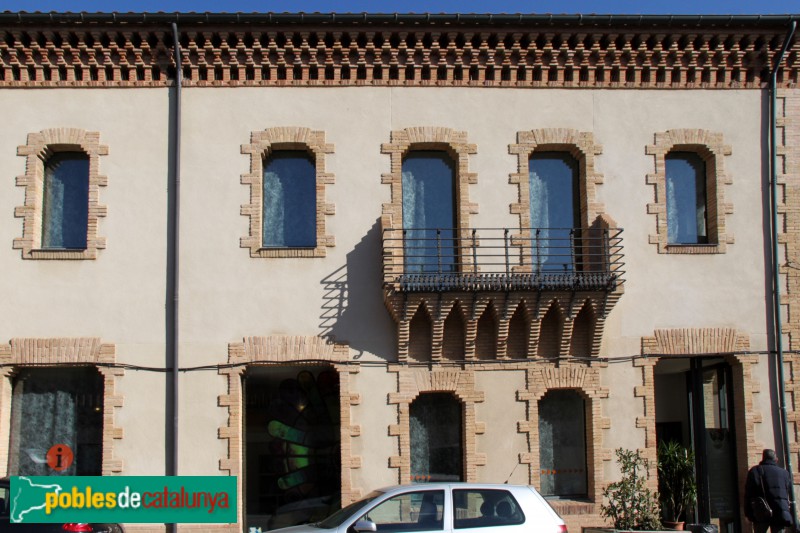 Colònia Güell - Cooperativa (Foto: Albert Esteves, 2018) Colònia Güell - Cooperativa