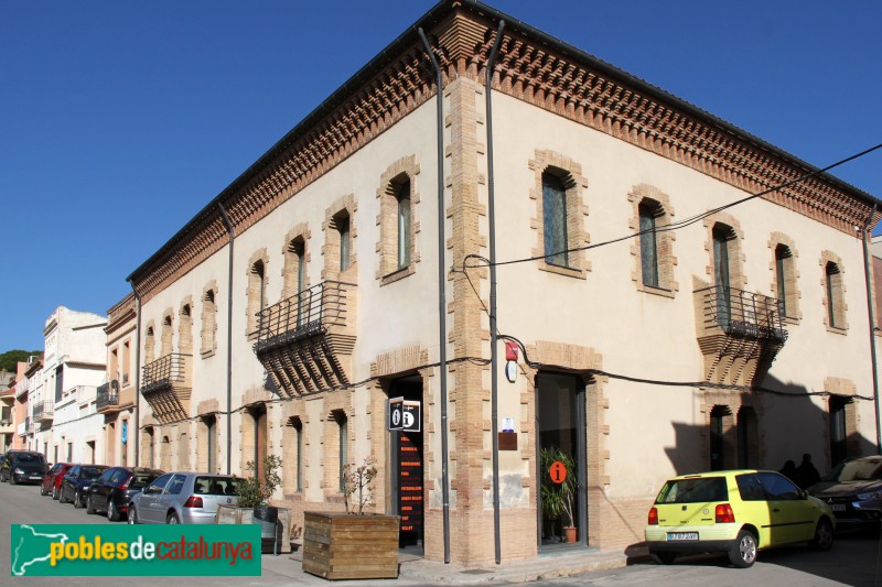 Colònia Güell - Cooperativa (Foto: Albert Esteves, 2018) Colònia Güell - Cooperativa