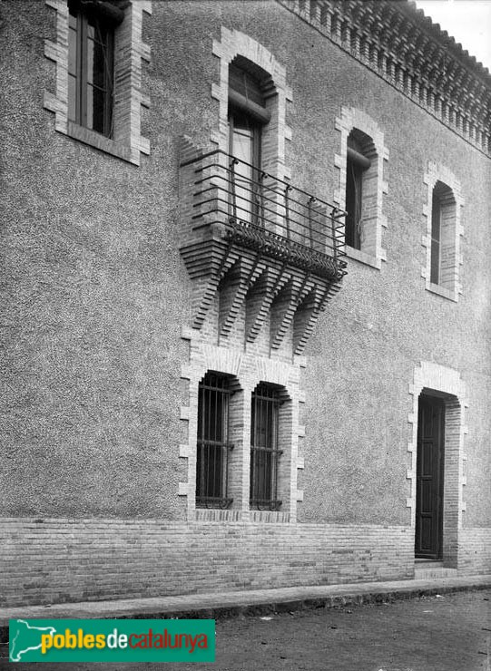 Colònia Güell - Cooperativa (Foto: <i>Anònim -Arxiu fotogràfic C.E.C.-</i>, inicis segle XX) Colònia Güell - Cooperativa