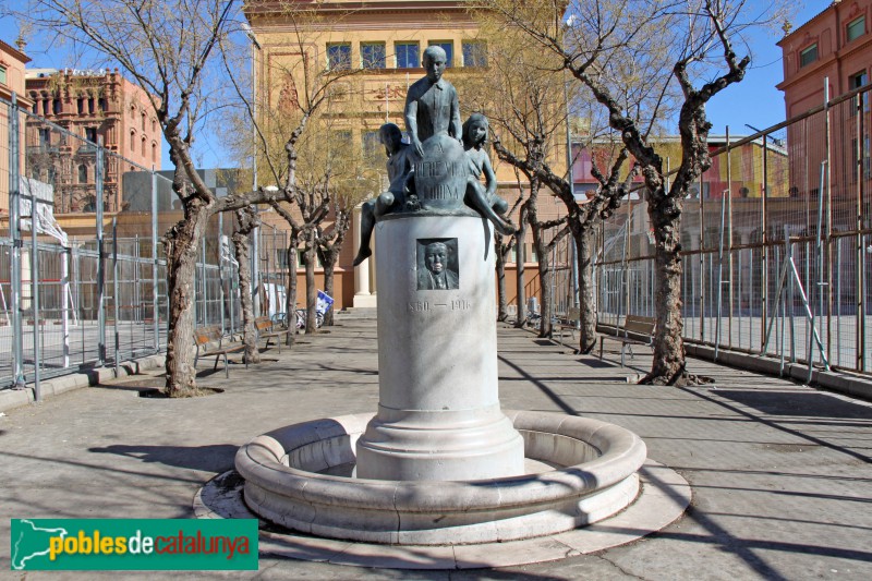 Barcelona - Grup Escolar Pere Vila, escultura de Josep Dunyach dedicada a Pere Vila. (Foto: Albert Esteves, 2018) Barcelona - Grup Escolar Pere Vila, escultura de Josep Dunyach dedicada a Pere Vila.