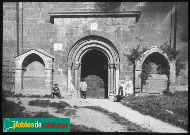 Folgueroles - Església de Santa Maria. Portalada amb dos sepulcres als costats (Foto: <i>Juli Soler - Arxiu Fotogràfic Centre Excursionista de Catalunya -</i>, 1909) Folgueroles - Església de Santa Maria. Portalada amb dos sepulcres als costats