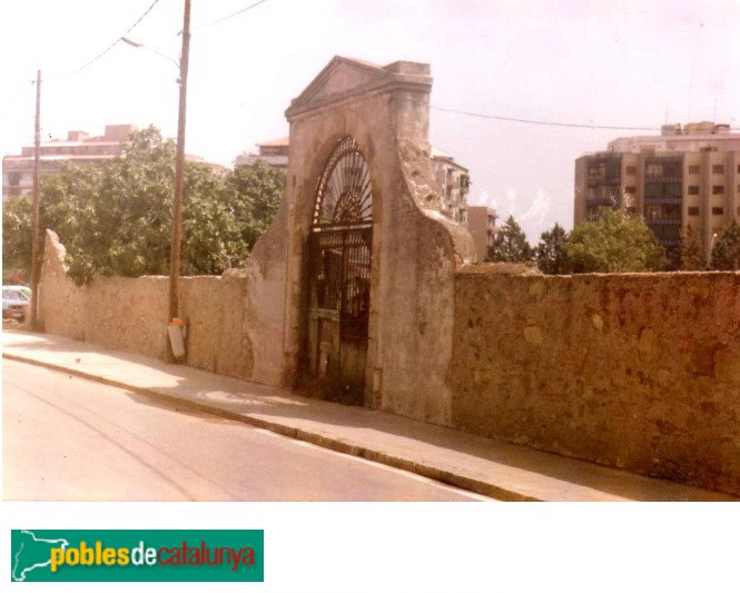 Antic portal d'entrada als tallers (Foto: Arxiu històric Roquetes-Nou Barris) Antic portal d'entrada als tallers