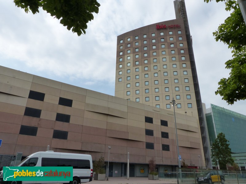 Barcelona - Centre comercial Som Multiespai. Façana Pg. Andreu Nin (Foto: Graciel·la Vidal, 2018) Barcelona - Centre comercial Som Multiespai. Façana Pg. Andreu Nin