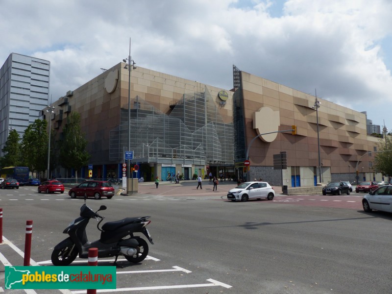 Barcelona - Centre comercial Som Multiespai. Cantonada Rio de Janeiro / Pintor Alsamora (Foto: Graciel·la Vidal, 2018) Barcelona - Centre comercial Som Multiespai. Cantonada Rio de Janeiro / Pintor Alsamora