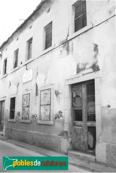 Anglesola - Antiga Escola de la Santa Creu (Foto: Cèlia Vilatella -Invarquit.Gencat.cat-, 1982) Anglesola - Antiga Escola de la Santa Creu