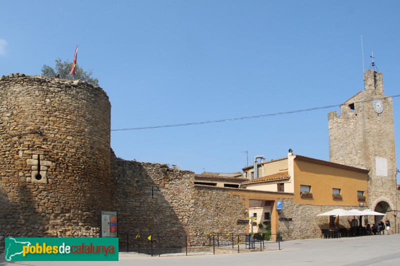 Palau-sator - Muralla, sector sud, amb la Torre de les Hores al fons (Foto: Albert Esteves, 2018) Palau-sator - Muralla, sector sud, amb la Torre de les Hores al fons