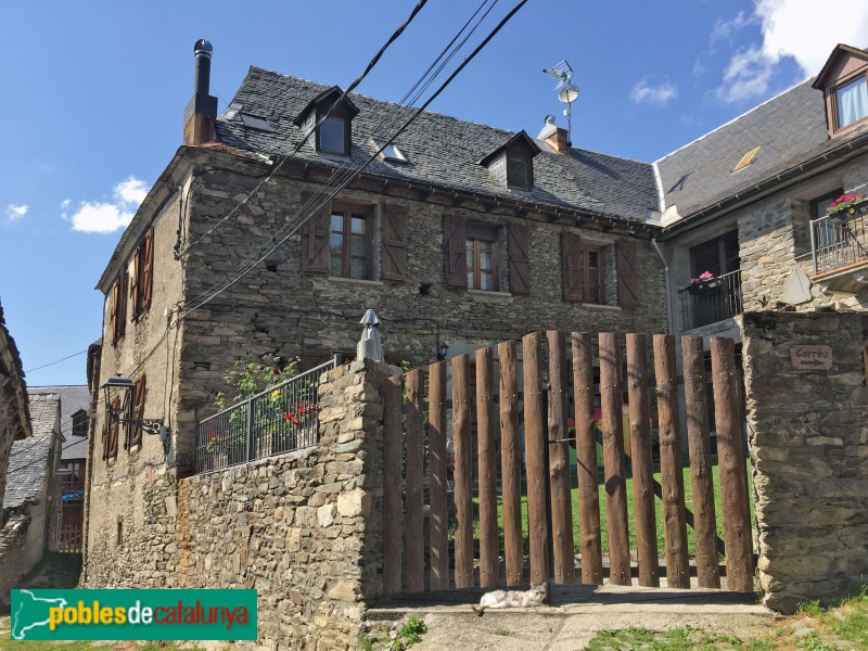 Mont - Nucli Mont - Casa del poble (Foto: Albert Esteves, 2018) Mont - Nucli Mont - Casa del poble