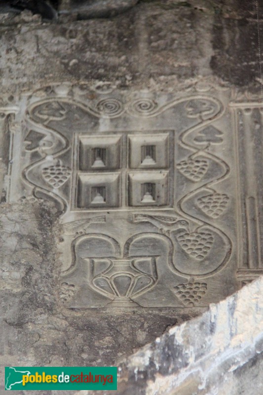 Montcorbau - Església de Sant Esteve, cippus romà a la portada (Foto: Albert Esteves, 2018) Montcorbau - Església de Sant Esteve, cippus romà a la portada