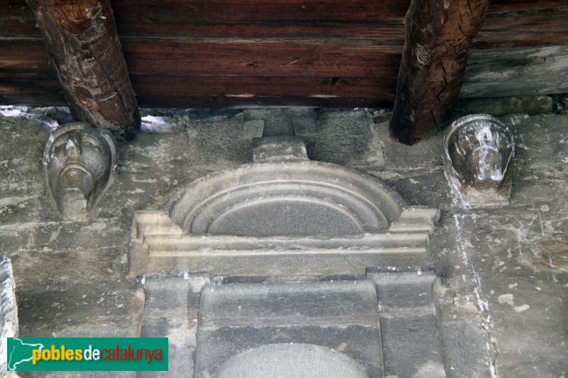 Montcorbau - Església de Sant Esteve, portada (Foto: Albert Esteves, 2018) Montcorbau - Església de Sant Esteve, portada