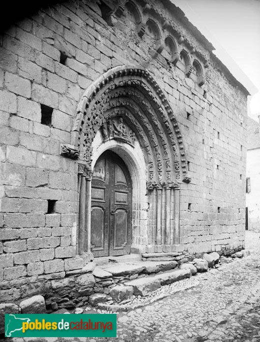 Betren - Església de Sant Esteve, portada (Foto: Lluís Marià Vidal -Arxiu Fotogràfic Centre Excursionista de Catalunya-, 1891) Betren - Església de Sant Esteve, portada