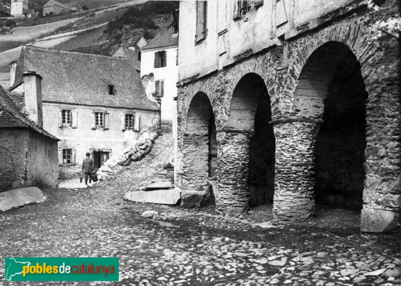 Gausac - Un racó del poble (Foto: Josep M. Bonet Garí -Arxiu Fotogràfic Centre Excursionista de Catalunya-, 1926) Gausac - Un racó del poble